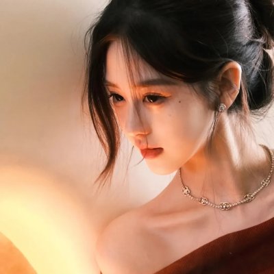 她在这里